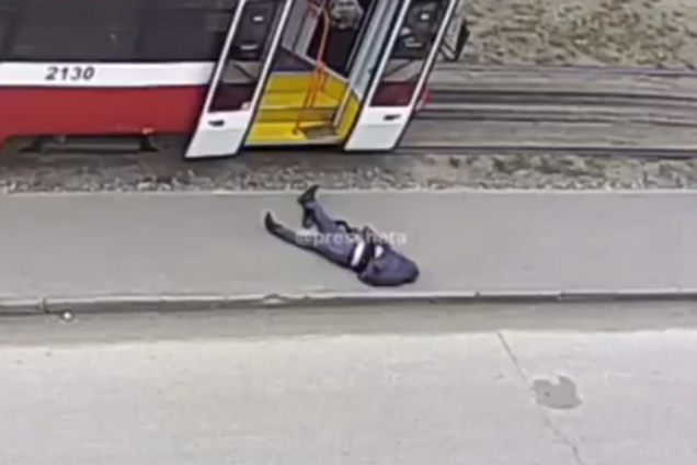 У Росії чоловіка викинули із трамвая через погане самопочуття: обурливе відео