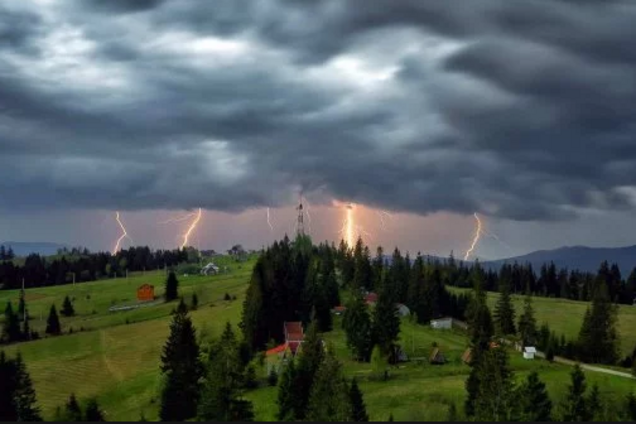 Град, шквали і грозові дощі: на Україну насувається нова хвиля негоди