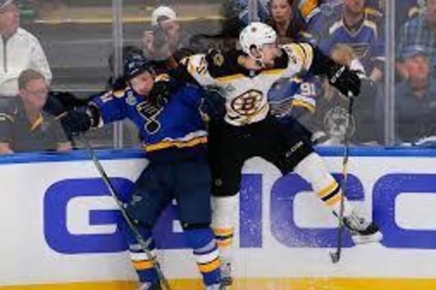 У фіналі Кубка Стенлі фанати влаштували бійню на трибунах: відео