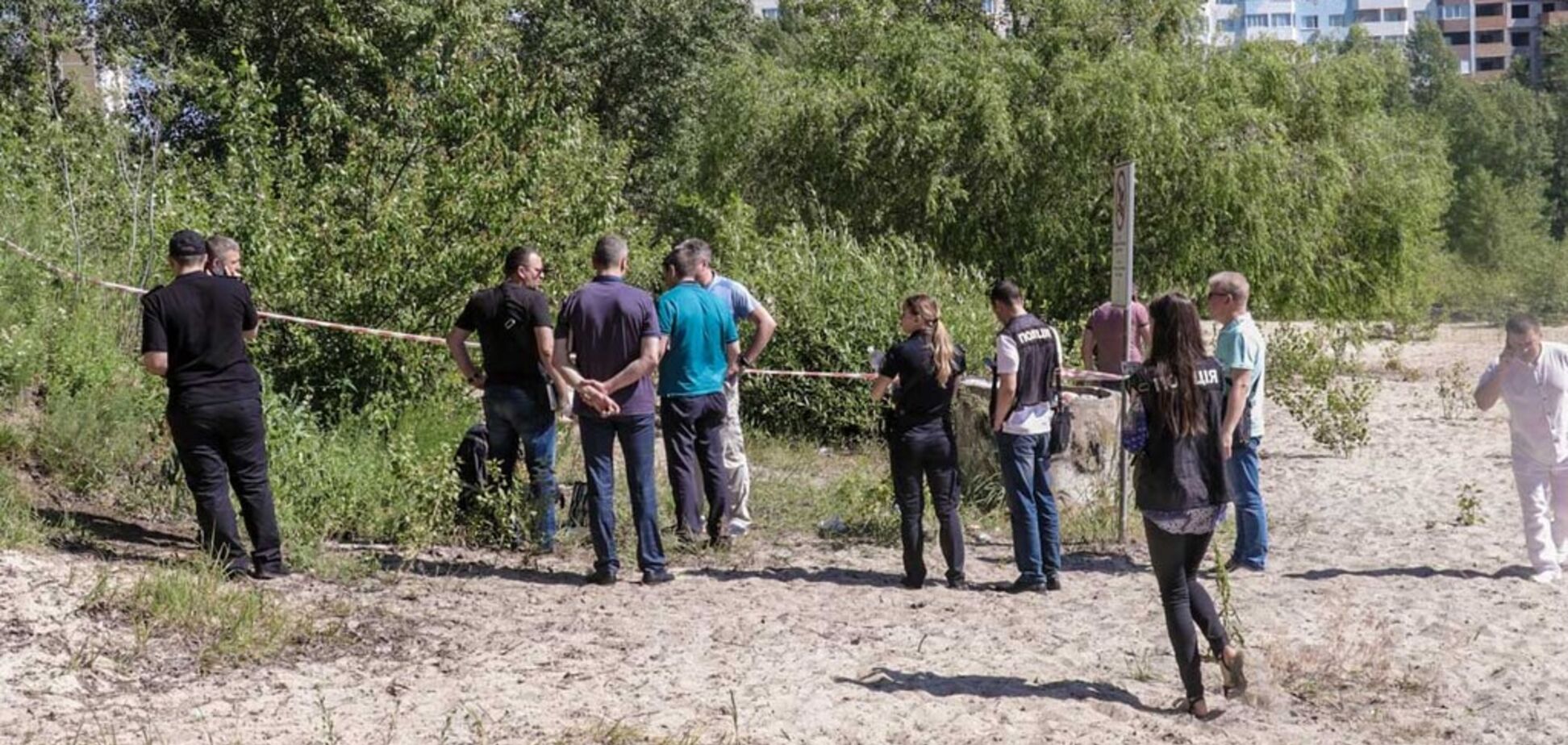 У Києві на пляжі виявили труп з простреленою головою: фото 18+