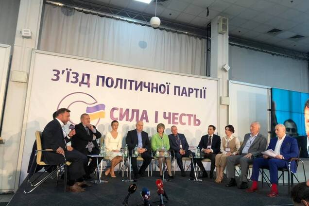 'Позор!' 'Пиарщик' Гройсмана засветился у Смешко