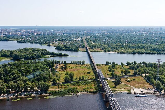 'Зливають г*мно в Дніпро!' Мережу шокувало відео з Русанівських садів