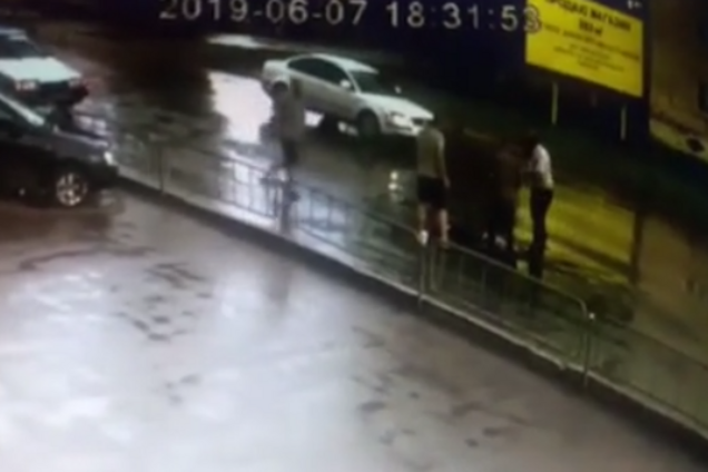 Полицейский сбил ребенка: появилось видео с камер наблюдения. 18+