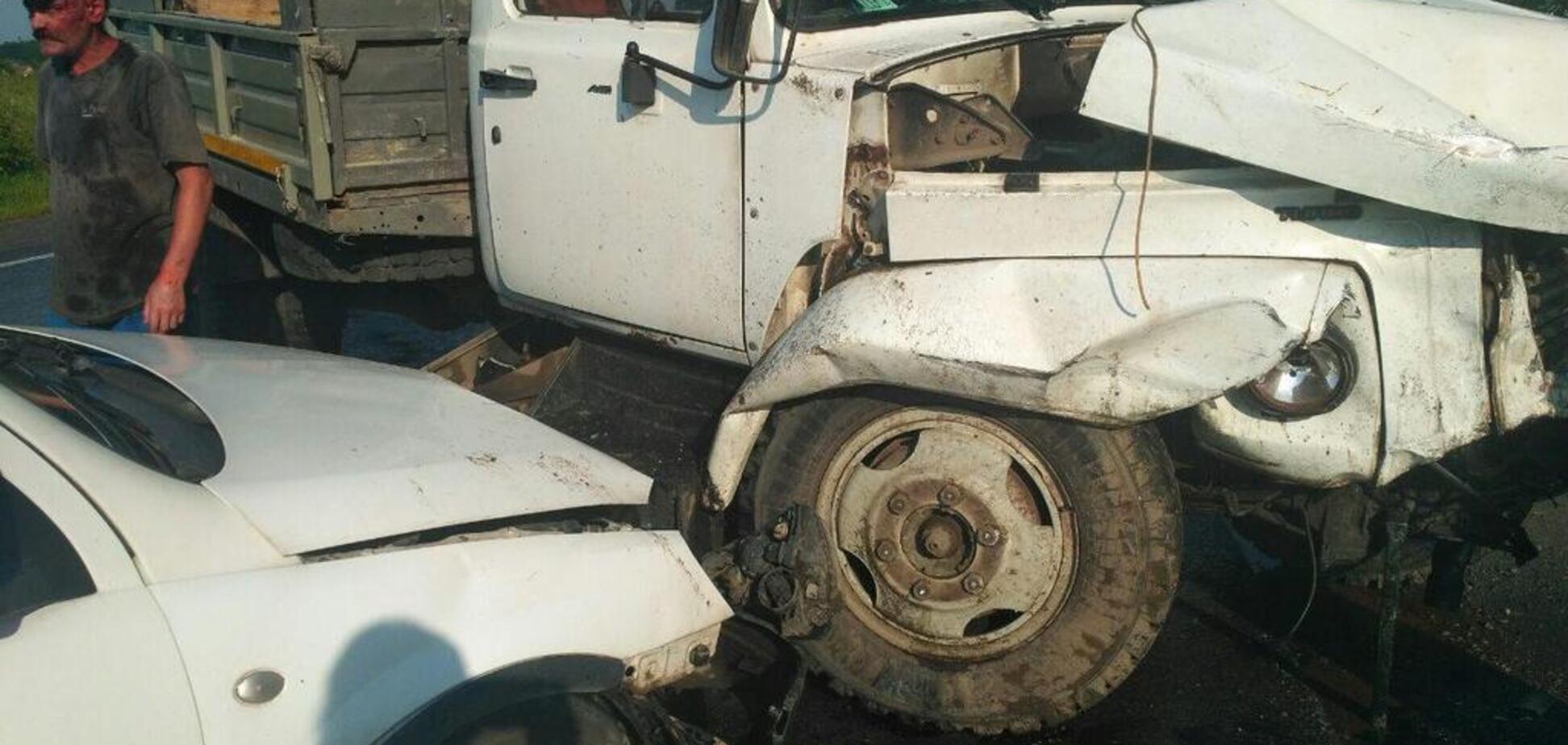 На Львівщині сталася страшна аварія з вантажівкою і мікроавтобусом: 16 постраждалих