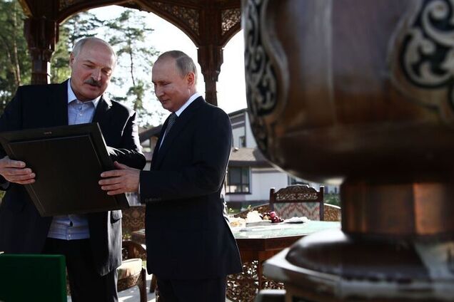 "Туди поплювали?" Лукашенко повеселив мережу гостинцем Путіну