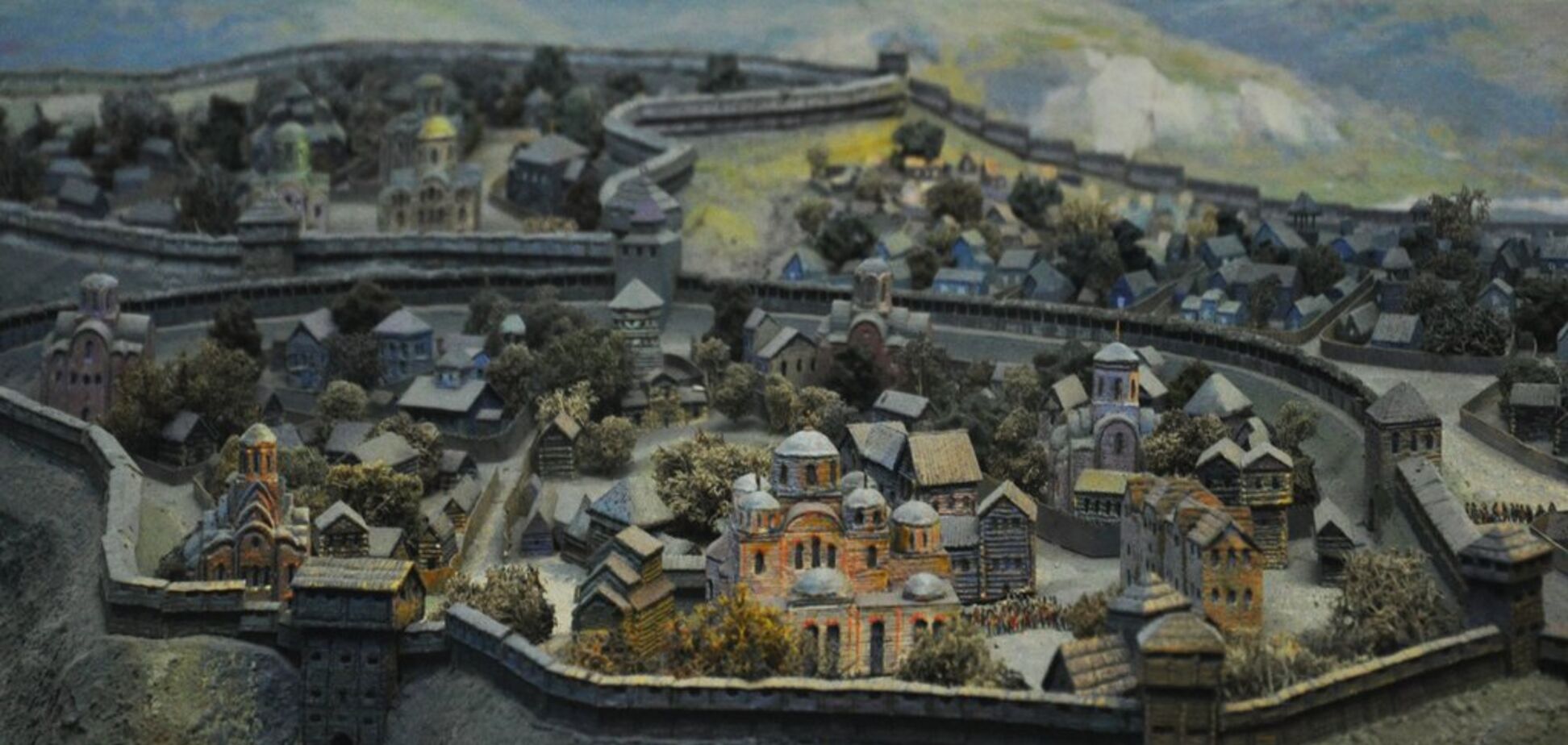 Исконно славянский Киев как город руссов и традиционно финно-угорская Москва как центр русских