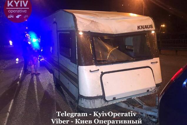 В Киеве авто с прицепом врезалось в машину патрульных