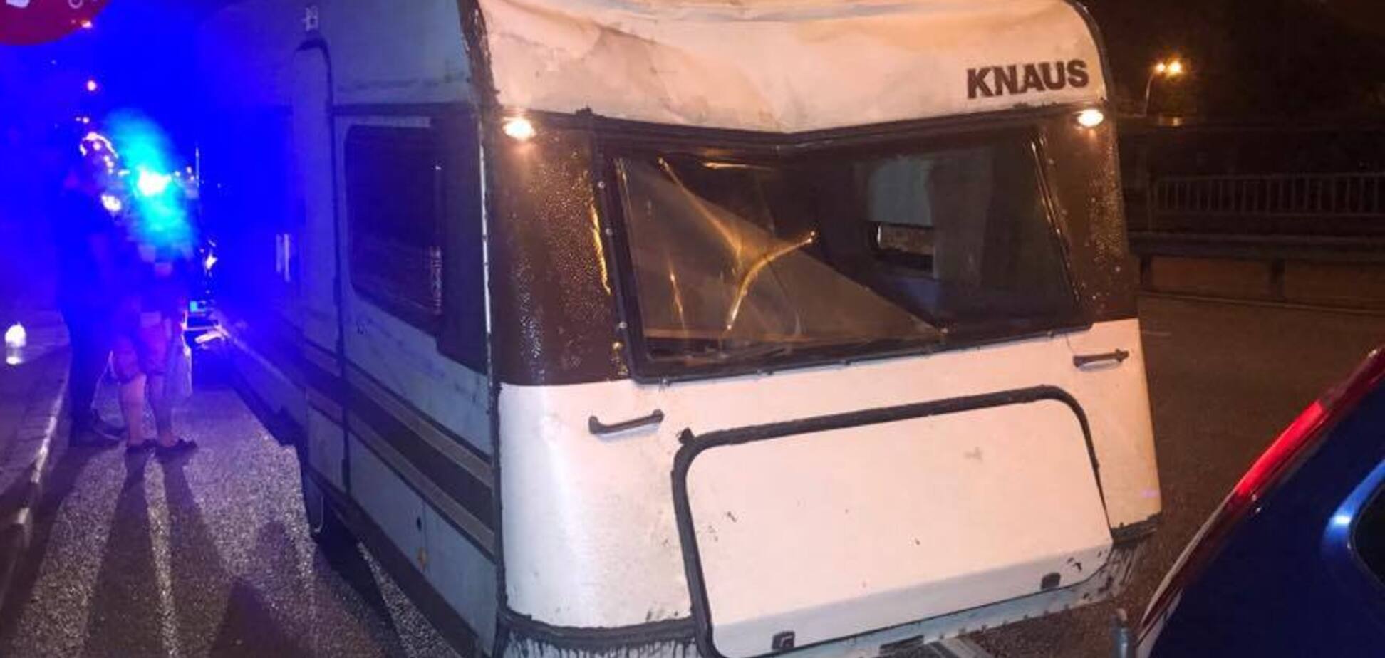 В Киеве авто с прицепом врезалось в машину патрульных