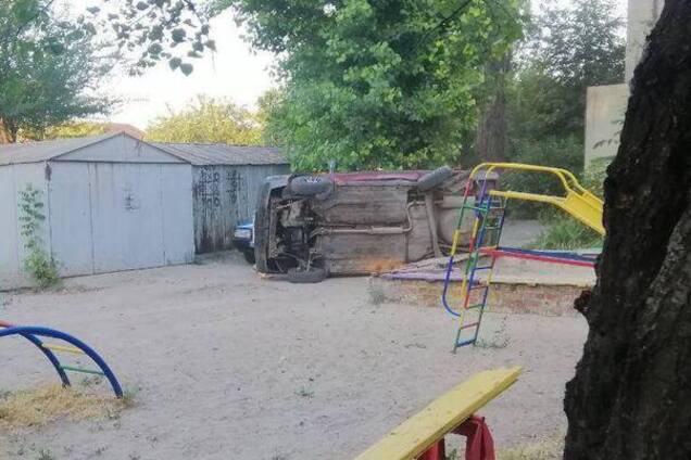 Машинка в песочнице: в Днепре пьяный водитель заехал на детскую площадку