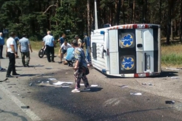 На Волині швидка влетіла у вантажівку: є загиблі і постраждалі. Відео 18+