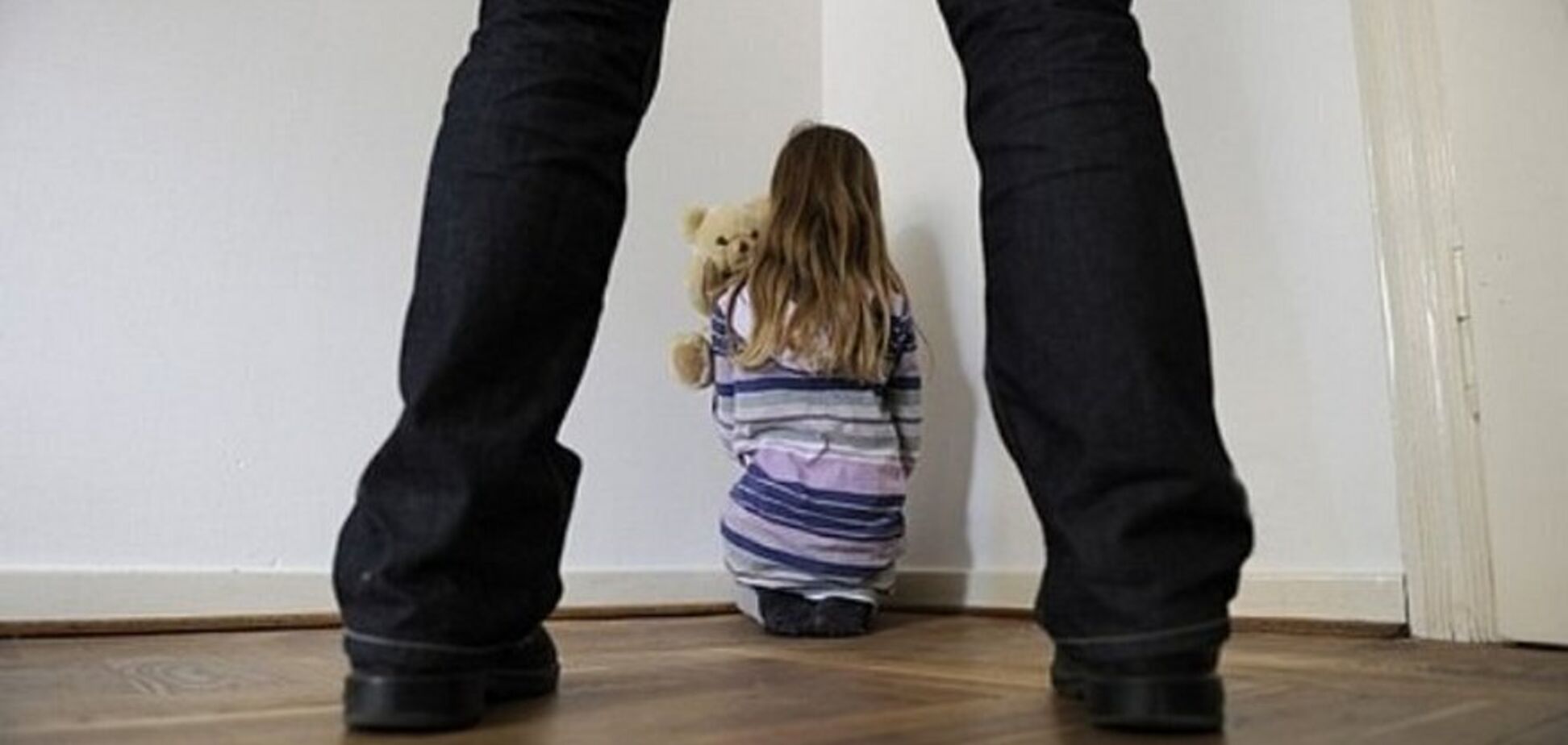 Догнал и угрожал ножом: в Черниговской области изнасиловали девочку