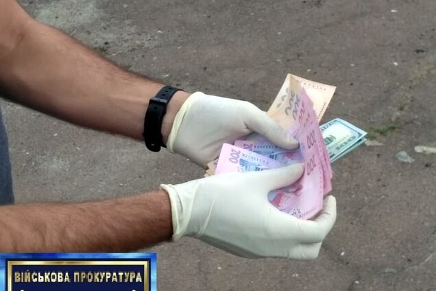У Чернігові затримали військового, який брав хабарі