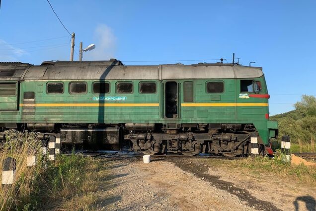 Под Львовом загорелся поезд с пассажирами: фото и видео ЧП