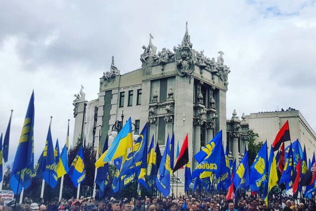 "Украина прежде всего": националисты пикетировали Офис президента