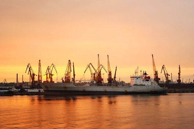 Гройсман зупинив всі екологічні перевірки у портах через корупцію