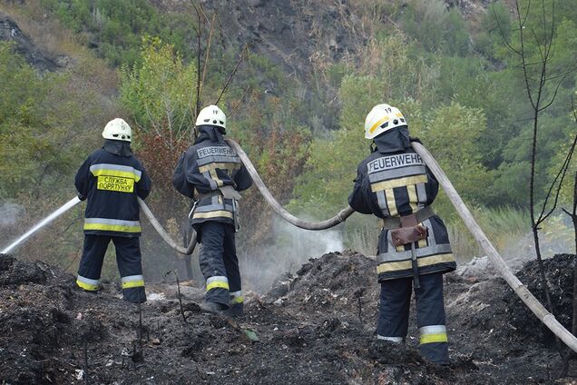Масштабне загоряння під Дніпром: пожежу ліквідують з ранку. Відео