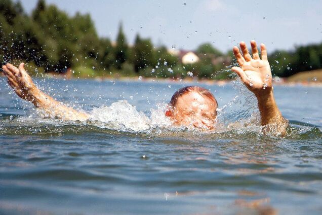 Поїхав за хлібом та не повернувся: в басейні під Дніпром знайшли труп
