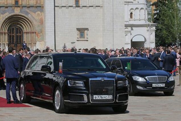 Під кортеж Путіна кинулася дівчина: що сталося