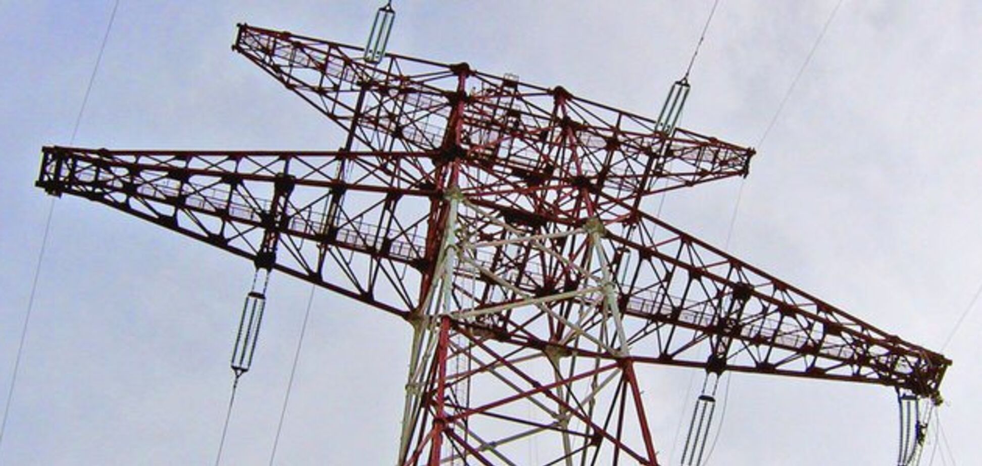 В Днепре мужчина повесился на линиях электропередач. Жуткое фото