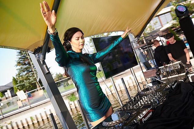 По-багатому: скандальна Логунова за пультом запалила на яхтовій вечірці