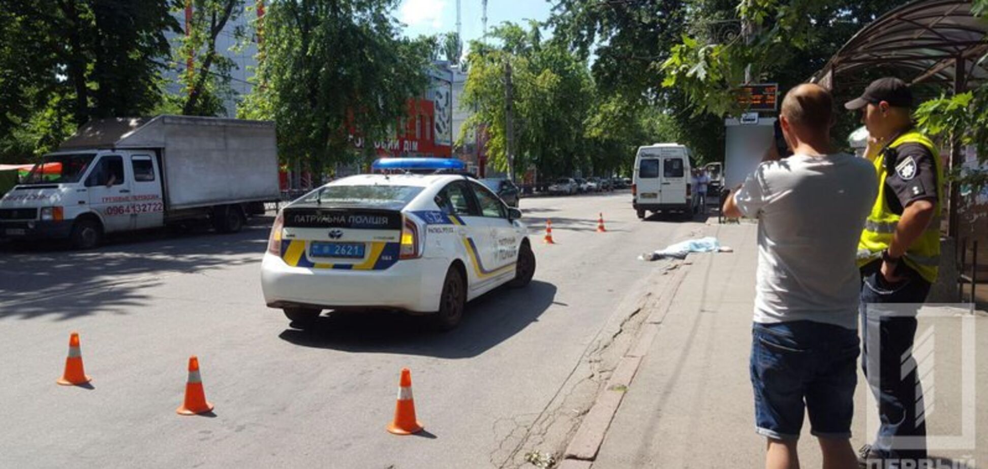Пытался остановить маршрутку: под Днепром мужчина умер на остановке