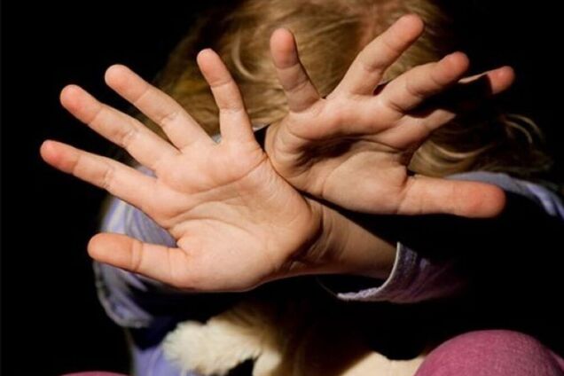 У Києві голий чоловік побив 2-річну дитину посеред вулиці