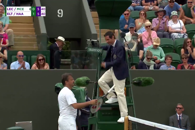 Теннисист на Wimbledon стащил судью с вышки и заставил играть вместо себя