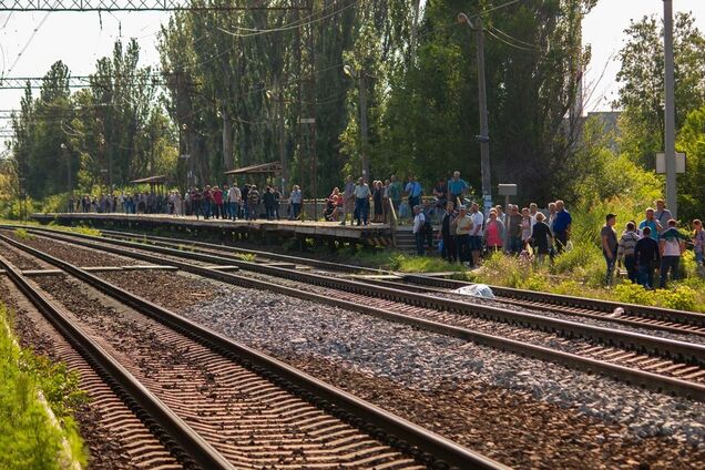 У Дніпрі поїзд на смерть збив чоловіка: моторошні фото і відео