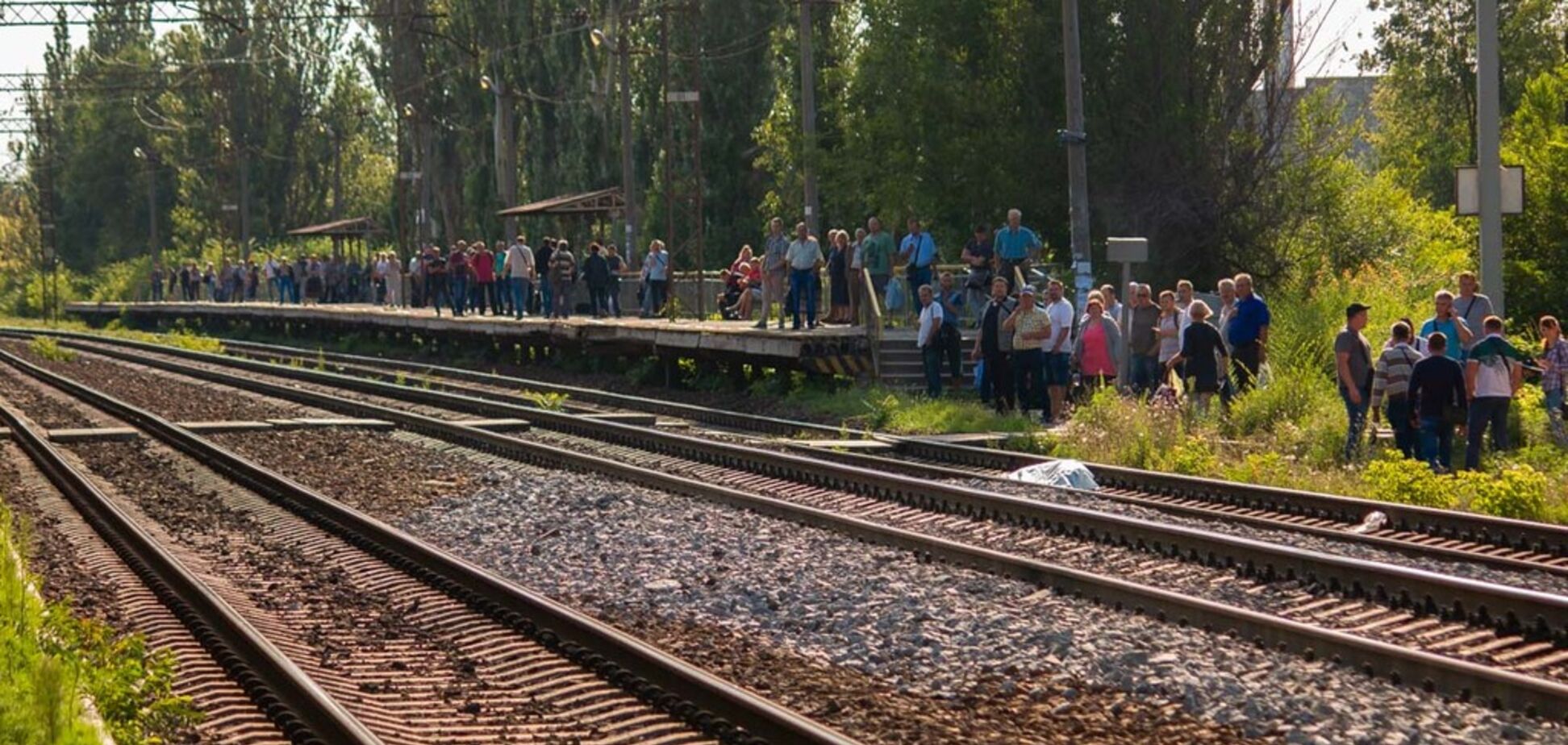 У Дніпрі поїзд на смерть збив чоловіка: моторошні фото і відео