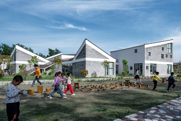 В Китае построили необычный детский сад в виде села