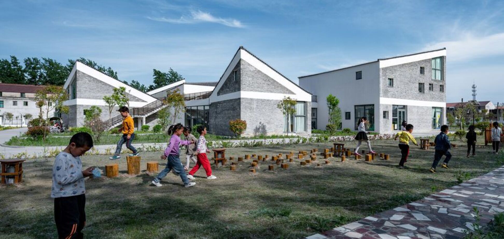 У Китаї побудували незвичайний дитячий садок у вигляді села