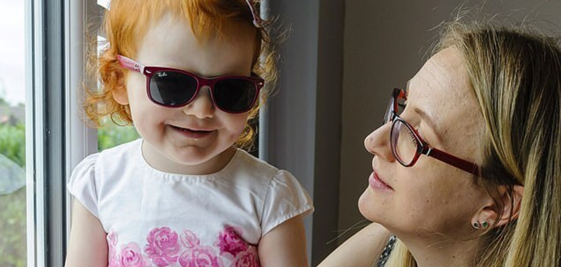 'И зимой в очках': из-за редкой болезни девочка вынуждена прятаться от солнца