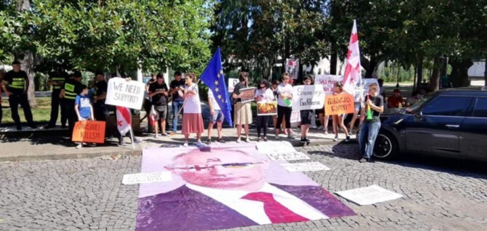 У Батумі розтоптали портрет Путіна