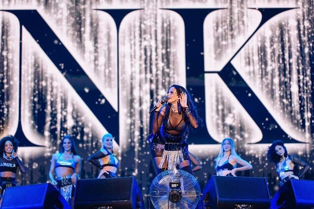 'Сногсшибательно!' Каменских в откровенном наряде свела с ума публику на Atlas Weekend