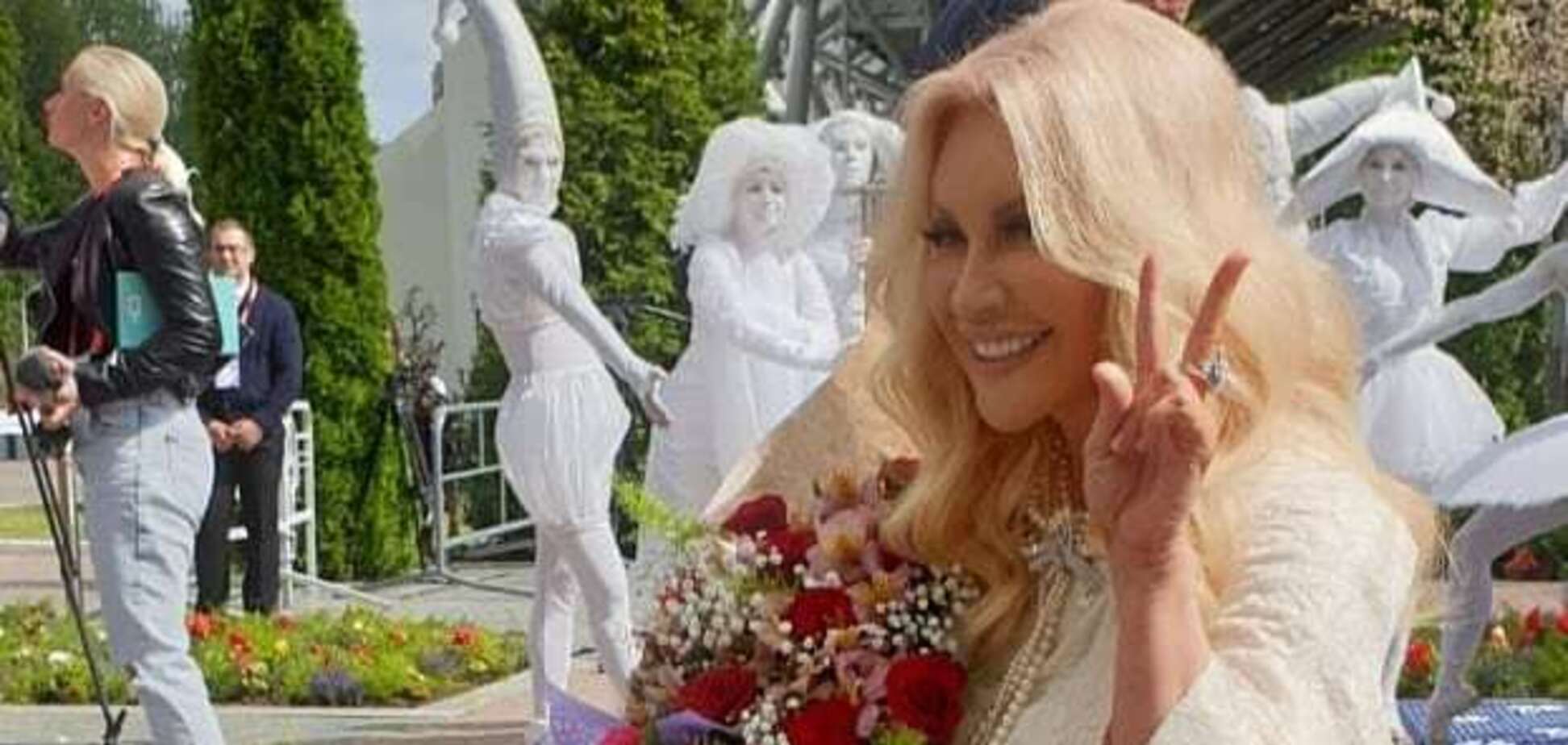 У пластиковому мішку: українська співачка-перебіжниця спантеличила зовнішністю