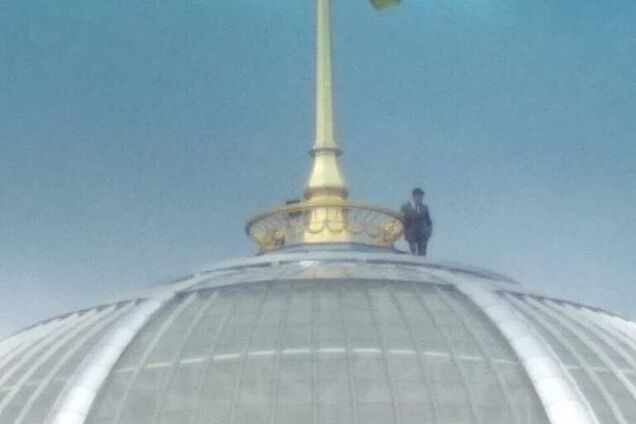 'Зеленский пишет селфи-видео': фото с человеком на куполе Рады взорвало сеть