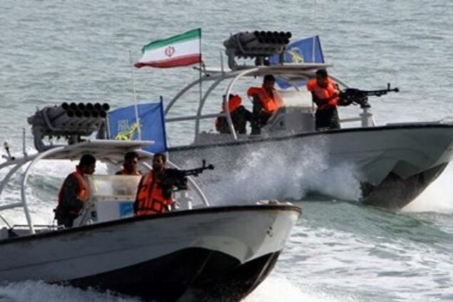 Вооруженные катера Ирана напали на нефтяной танкер Британии: что известно