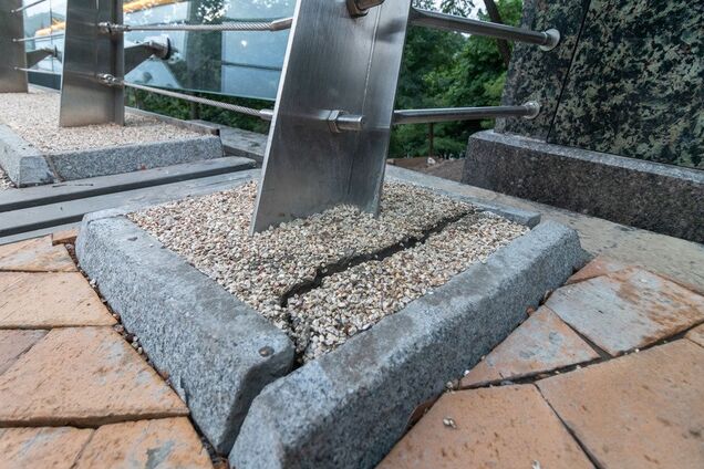 В Киеве снова сломался стеклянный чудо-мост: опубликованы фото и видео