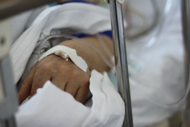 Осколки в теле и множество переломов: в Днепре борются за жизнь тяжелораненого бойца