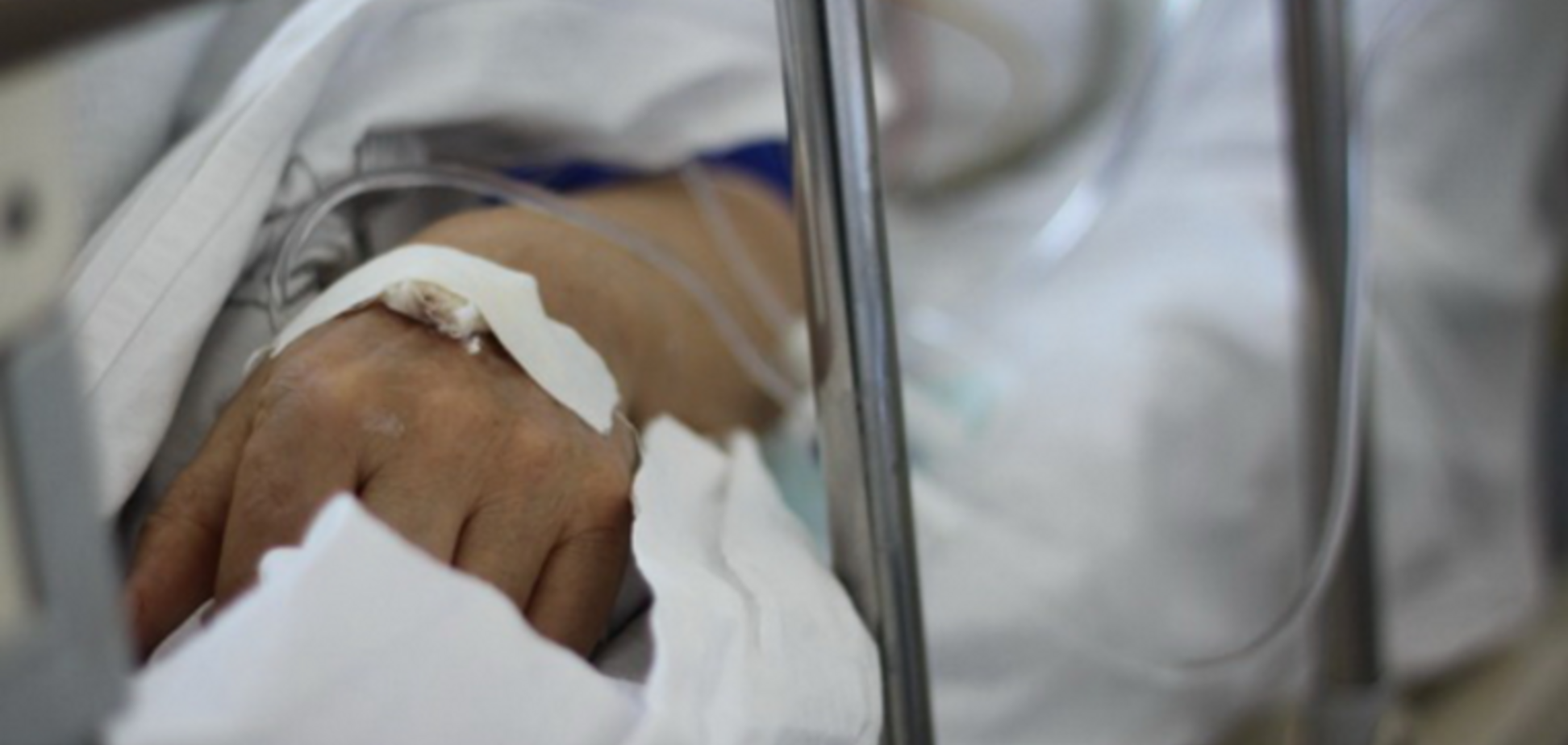 Осколки в теле и множество переломов: в Днепре борются за жизнь тяжелораненого бойца