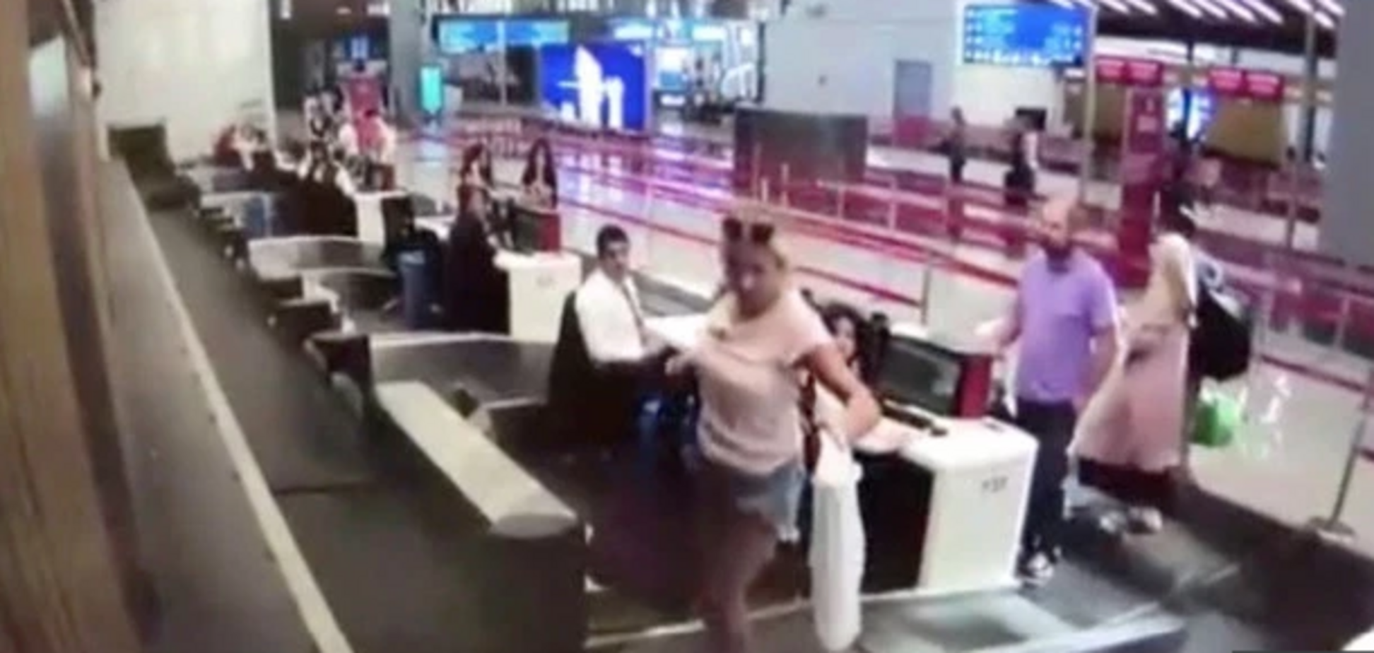 В Стамбуле туристка прокатилась на ленте и попала на видео