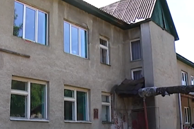 Туалеты на улице, а рядом – кладбище: в селе на Закарпатье дети 30 лет не могут дождаться новой школы