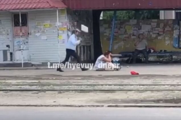 'Встала! Я тут підмітати буду!' У Дніпрі двірниця вдарила жінку металевим совком. Відео