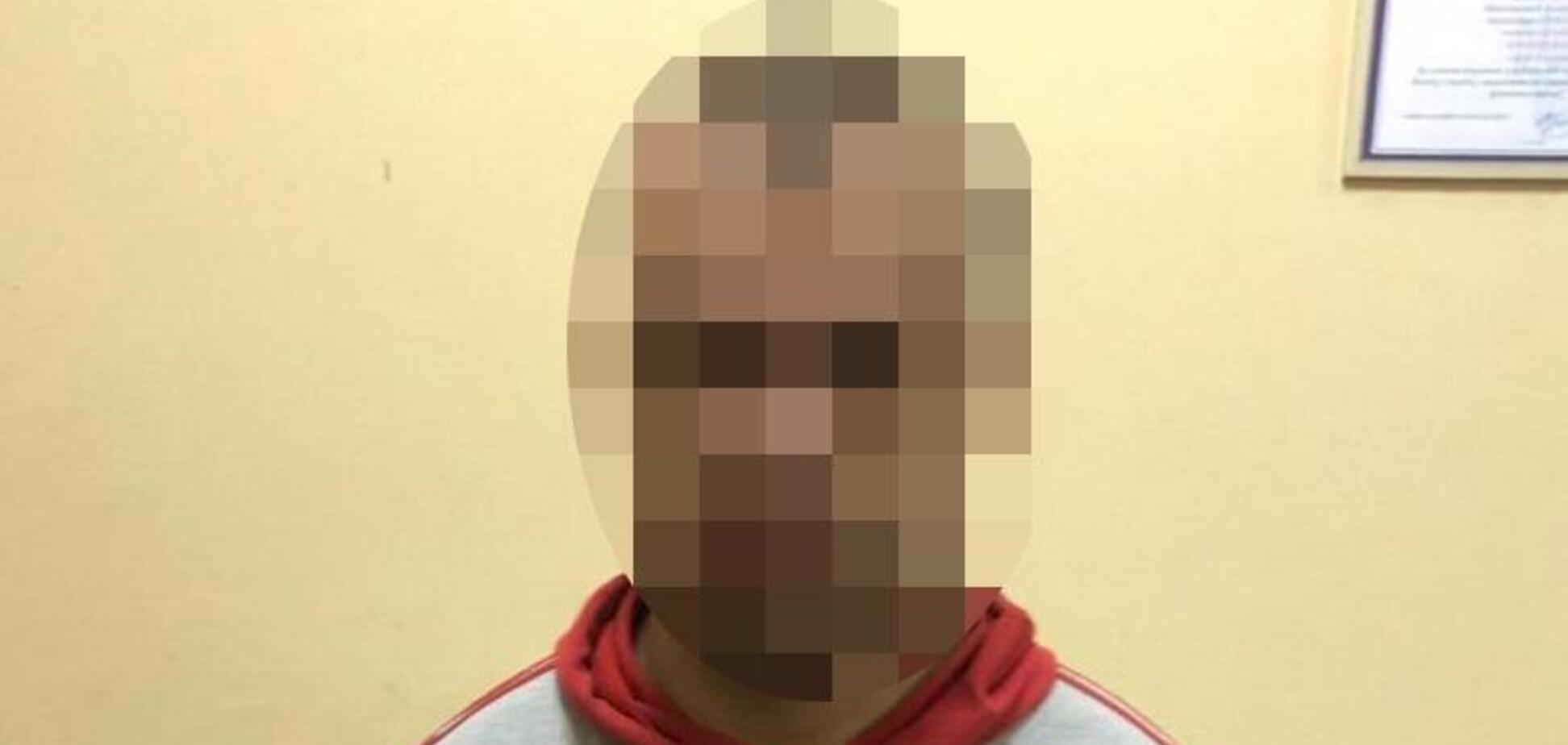 Резал пальцы ножом: в Киеве на детской площадке напали на ребенка