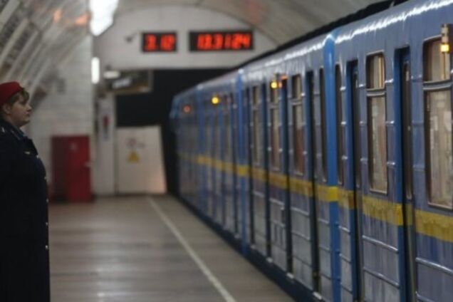 Як вижити після падіння у метро Києва: поради від чергових по станції