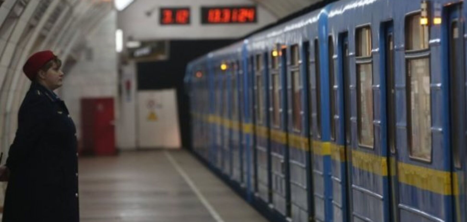 У метро Києва пасажир впав на рейки: закривали 5 станцій