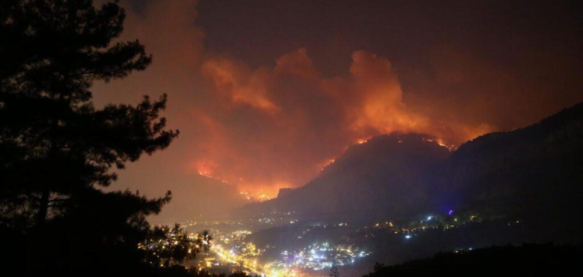 Популярні курорти Туреччини задихаються від масштабної пожежі: фото і відео НП