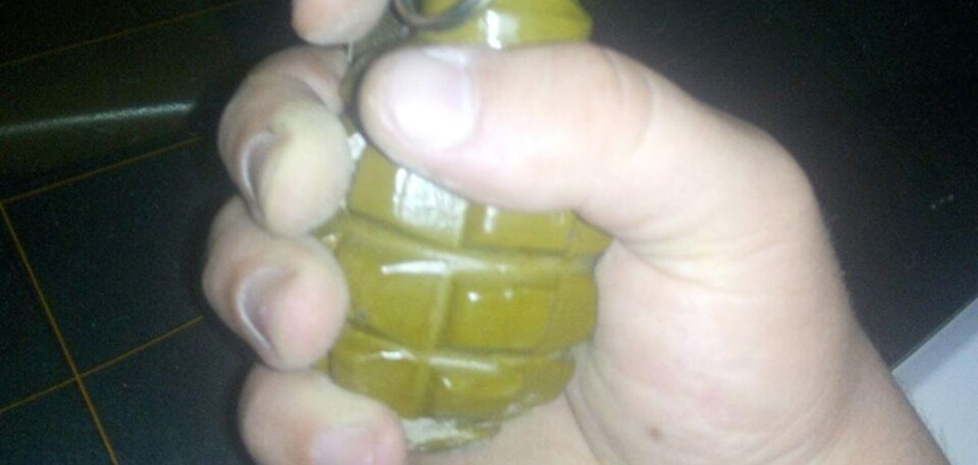 'Всех подорву!' Под Киевом мужчина угрожал гранатой своей дочери