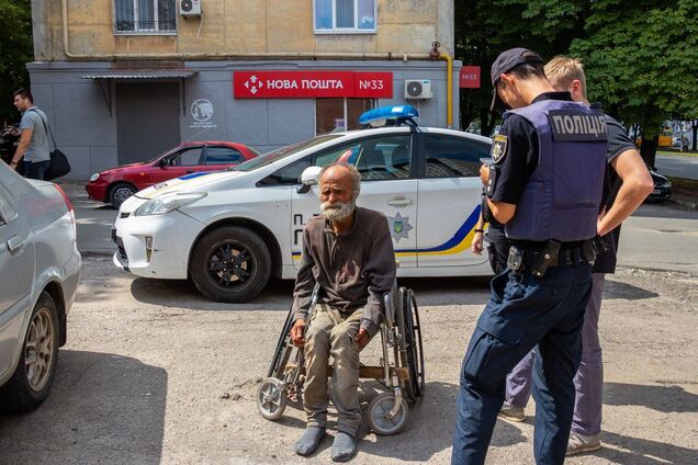 В Днепре мужчину на инвалидном кресле ночью бросили и убежали. Фото