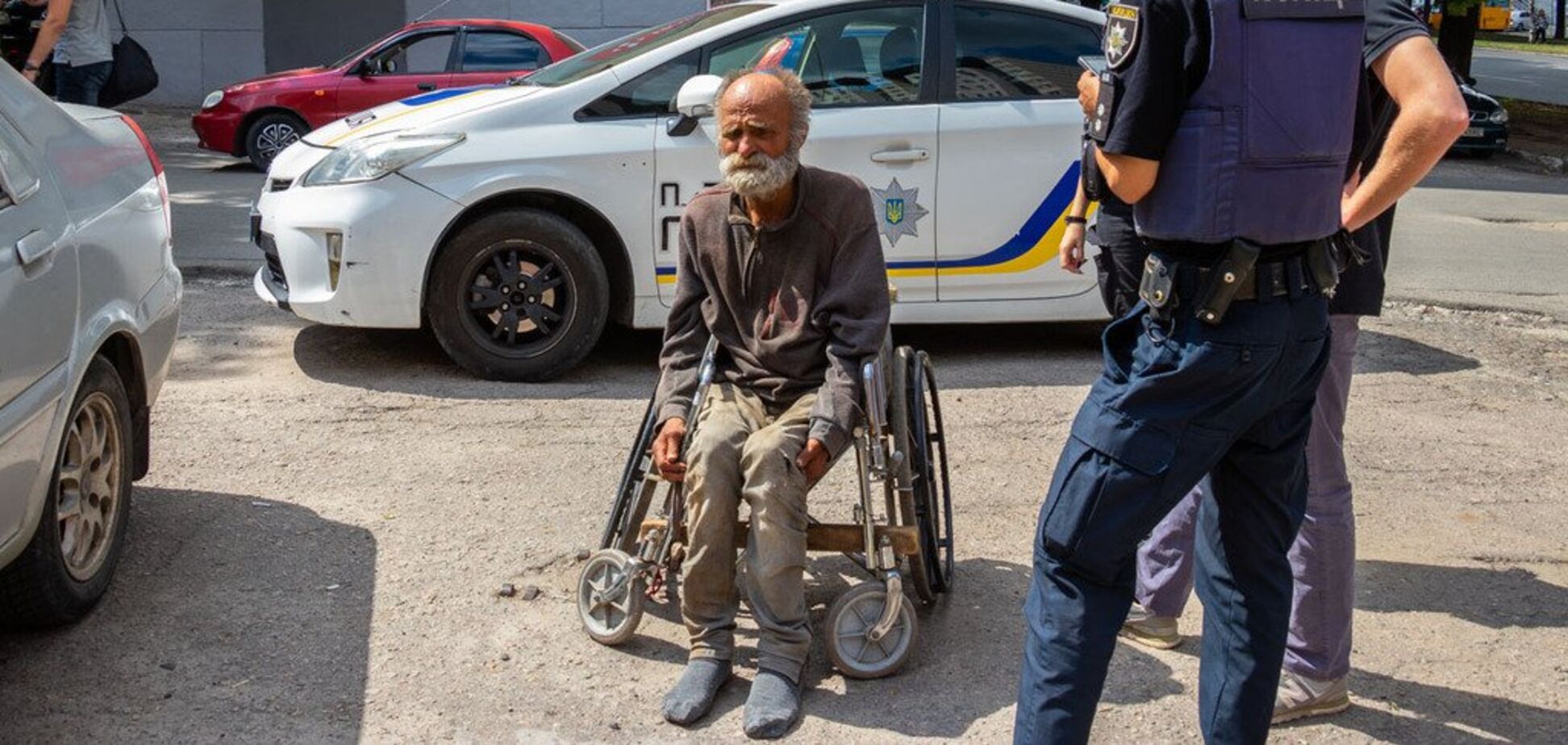 В Днепре мужчину на инвалидном кресле ночью бросили и убежали. Фото